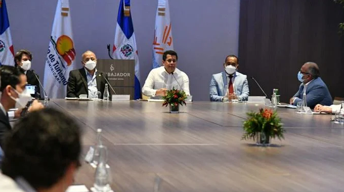 Turismo y Salud prometen pruebas y vacunas gratis para los turistas