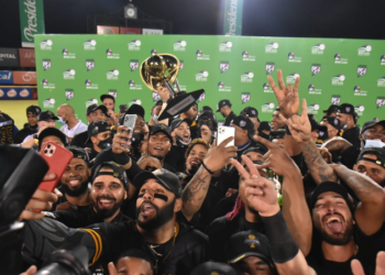 Águilas Cibaeñas levantan el trofeo por ocasión número 22