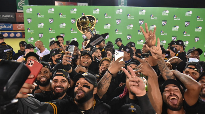 Águilas Cibaeñas levantan el trofeo por ocasión número 22