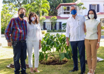 Pareja presidencial despide a la embajadora Bernstein