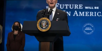 Joe Biden defiende su andanada de decretos presidenciales