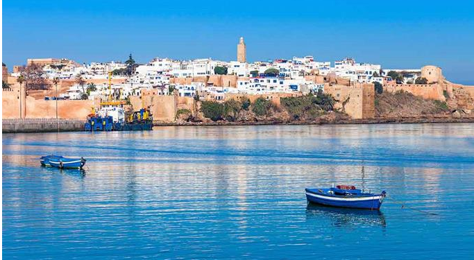 Suspenden a 2 funcionarios en Marruecos por vacunar a grupo no prioritario