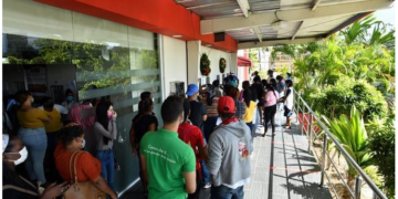 Estudiantes denuncian UNEV les impuso pagos extras para graduarse