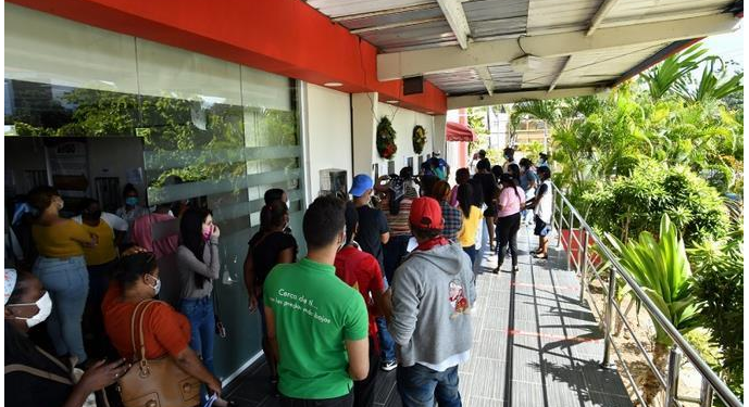 Estudiantes denuncian UNEV les impuso pagos extras para graduarse
