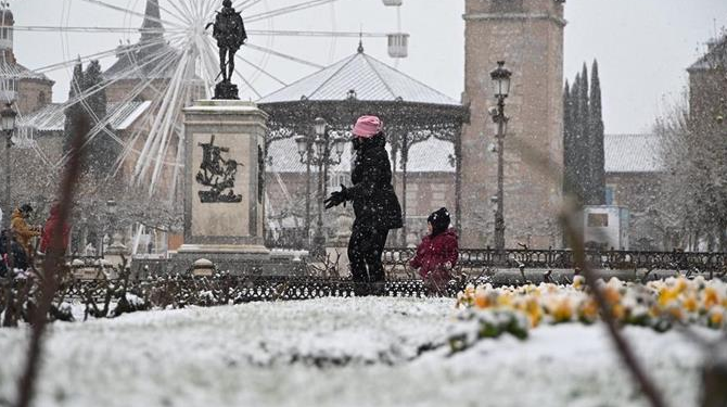 Aeropuerto de Madrid paraliza sus vuelos hasta las 10:00 horas del sábado