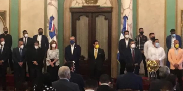 Luis Abinader se compromete a mejorar los estadios del país para la Serie del Caribe 2022