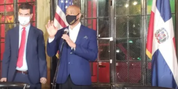 Candidato alcaldía NYC visita dominicanos Alto Manhattan y desglosa su programa
