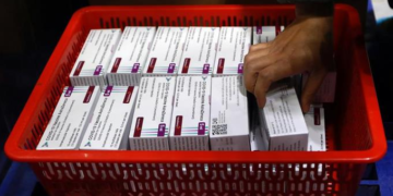 La EMA recomienda seguir administrando la vacuna de AstraZeneca en la UE