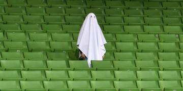 Remecido por la pandemia, el fútbol esquiva ruina financiera