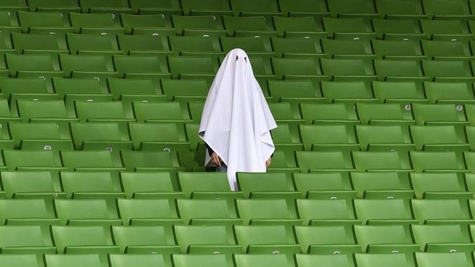 Remecido por la pandemia, el fútbol esquiva ruina financiera