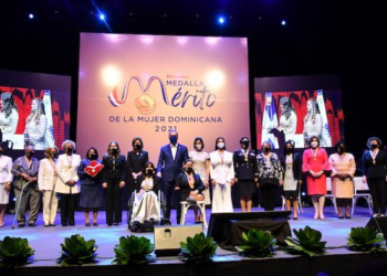 Luis Abinader rinde tributo a la mujer dominicana