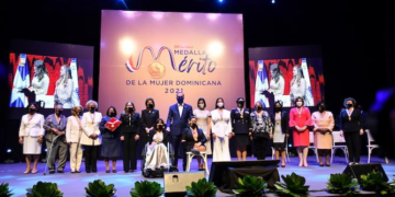 Luis Abinader rinde tributo a la mujer dominicana