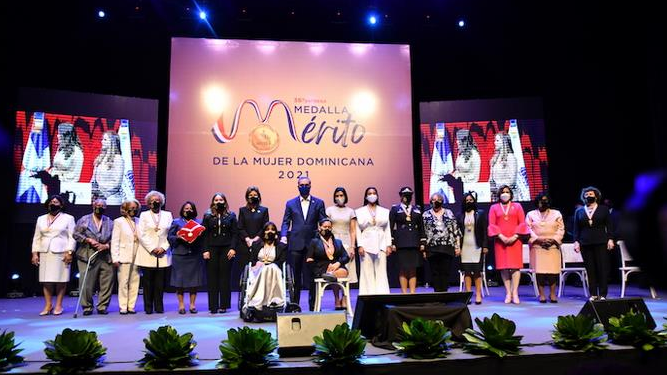 Luis Abinader rinde tributo a la mujer dominicana