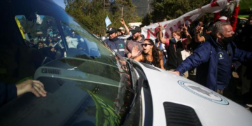 Manifestantes atacan camioneta que transportaba al presidente de Argentina