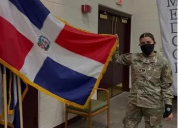 Ejército de EEUU reconoce con Medalla al Mérito a joven dominicana
