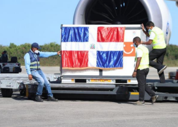 Avión con dos millones de vacunas salió de China hacia RD