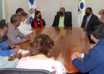 Comerciantes se comprometen asumir aumento de precios productos