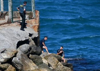 Un récord de 5,000 migrantes llegan al enclave español de Ceuta en un día