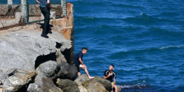 Un récord de 5,000 migrantes llegan al enclave español de Ceuta en un día