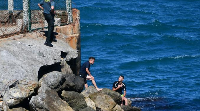 Un récord de 5,000 migrantes llegan al enclave español de Ceuta en un día