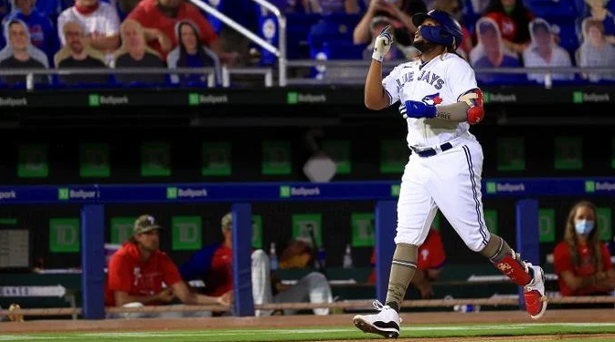 Guerrero Jr. empata en el liderato de jonrones de Grandes Ligas