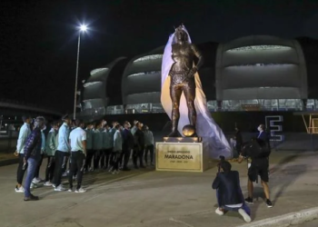Diego Maradona recibe homenaje de jugadores seis meses luego de su muerte