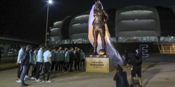 Diego Maradona recibe homenaje de jugadores seis meses luego de su muerte