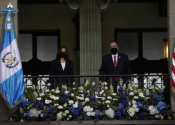 El presidente de Guatemala recibe en el Palacio Nacional a Kamala Harris