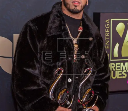 Anuel AA compra el equipo puertorriqueño de baloncesto Capitanes de Arecibo