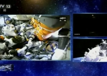 China lanza con éxito misión tripulada para ensamblar su estación espacial