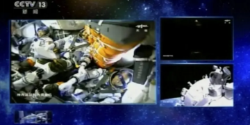 China lanza con éxito misión tripulada para ensamblar su estación espacial