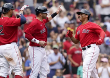 Bateo explosivo de dominicanos Santana y Devers apoyan labor de Eovaldi