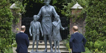 Guillermo y Enrique develan estatua de la princesa Diana