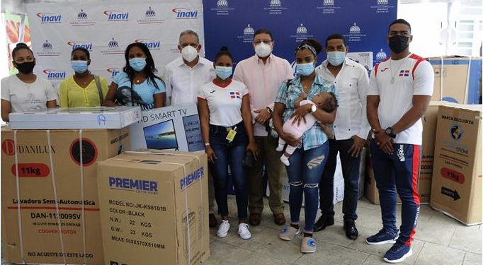 Miderec entrega electrodomésticos a seis atletas; hará lo mismo con otro grupo