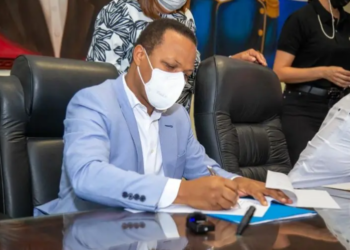 Edesur firma acuerdo con 24 alcaldes de la región Valdesia para mejorar el servicio