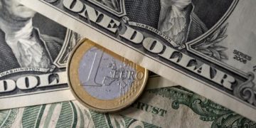 El euro roza la paridad con el dólar