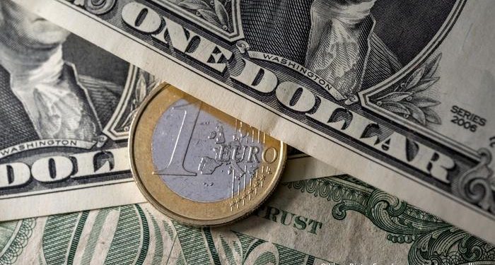 El euro roza la paridad con el dólar