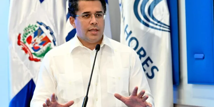 David Collado supervisa trabajos de remozamiento del malecón de Cabrera