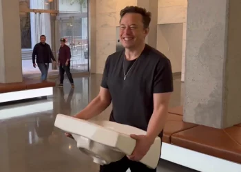 Elon Musk entra sonriente a la sede de Twitter con un lavamanos