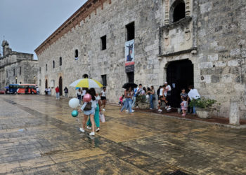 A pesar de las lluvias, turistas visitan museos de la Ciudad Colonial durante La Noche Larga