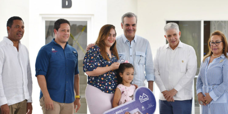 Abinader entrega obras en Santiago y piden «4 años más»