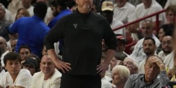 Bucks despiden a Budenholzer tras temprana eliminación