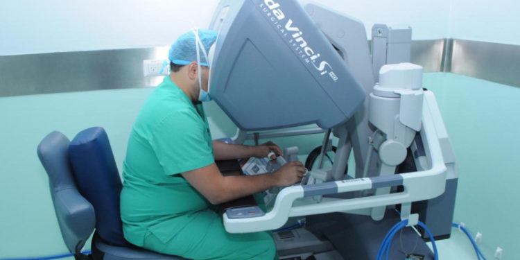 HOMS apuesta por robótica en cirugía