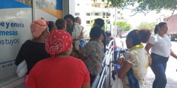 Madres acuden a sucursales de Banreservas en búsqueda de «su cariñito»