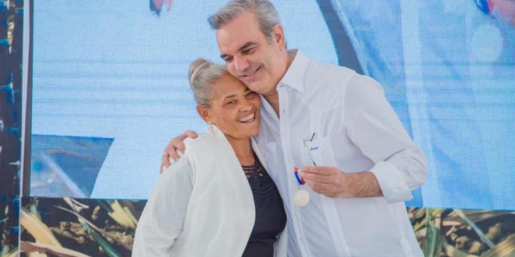 Presidente Abinader y figuras políticas felicitan a las madres en su día