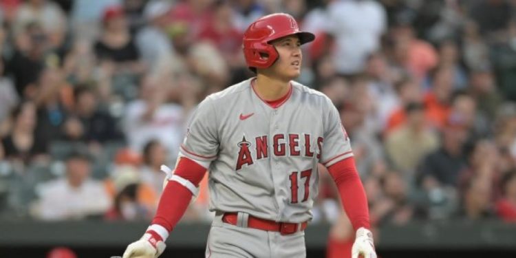Ohtani lanza 7 entradas, se embasa cinco veces y queda a un doble del ciclo