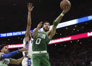 Tatum hace historia con 51 puntos y destroza a los 76ers en el partido 7
