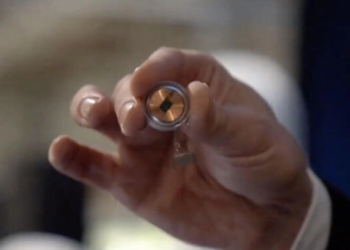 Autorizan a empresa de Elon Musk a ensayar implantes cerebrales en humanos