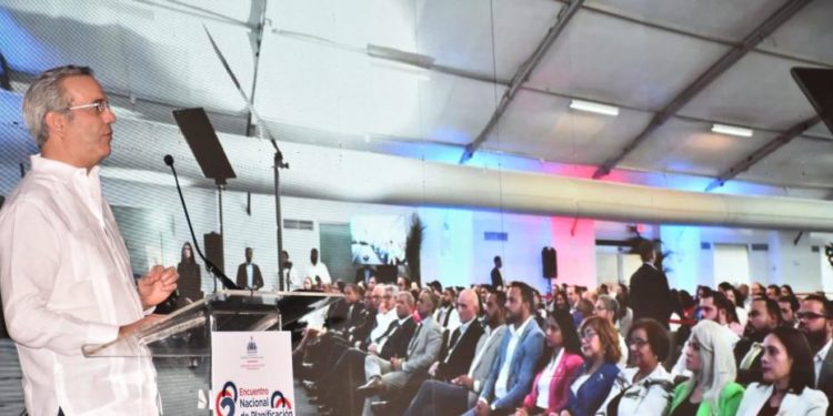 Abinader afirma que invirtió 50,000 millones en servicios