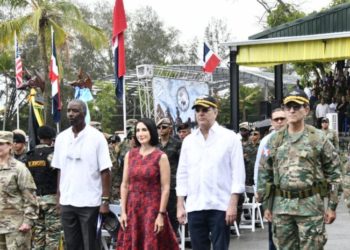 Abinader comparte clausura competencia militar con jefa del Comando Sur de Estados Unidos